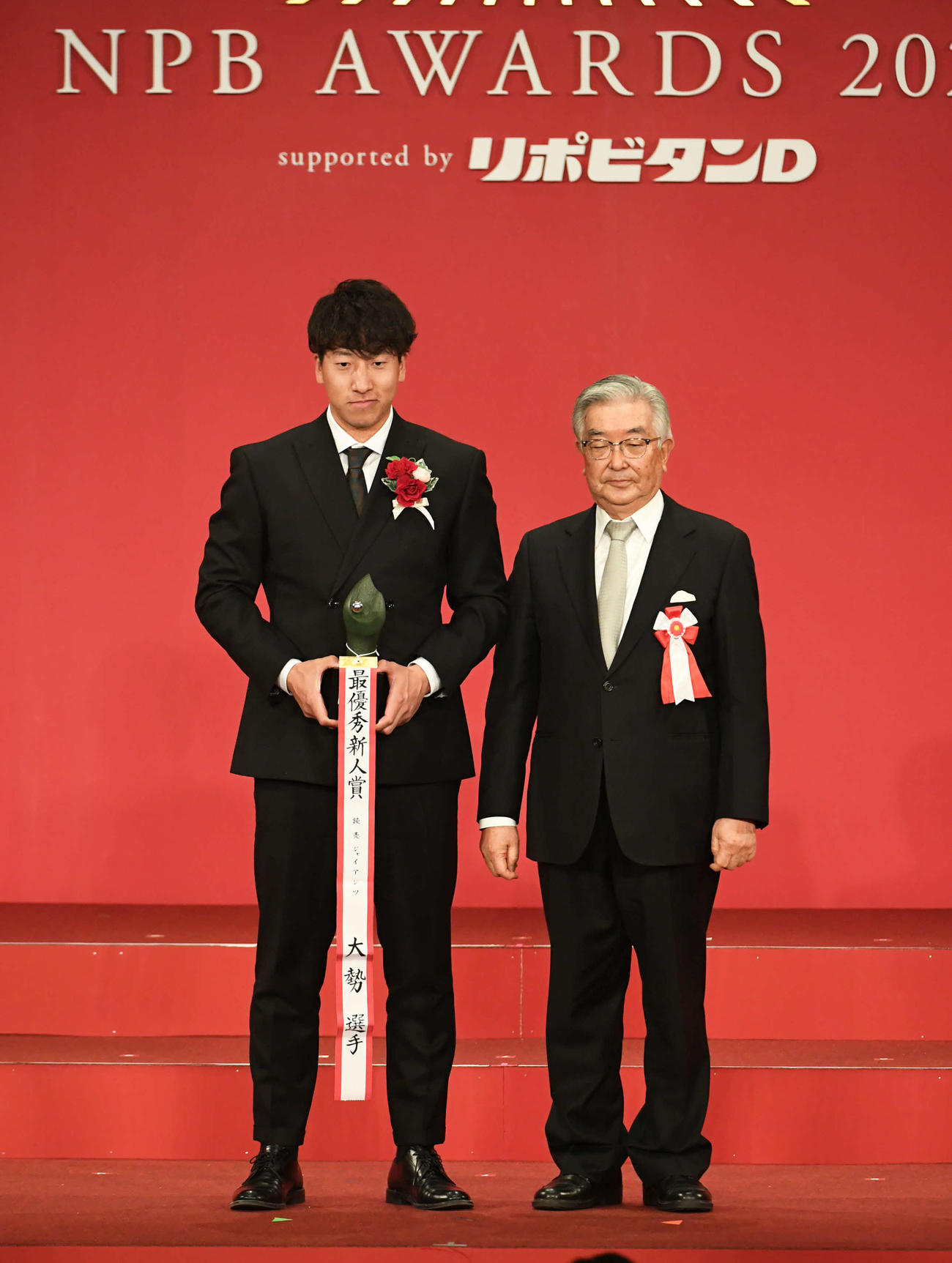「NPB AWARDS 2022」で最優秀新人賞を受賞した巨人大勢（左）。右は斉藤コミッショナー（代表撮影）