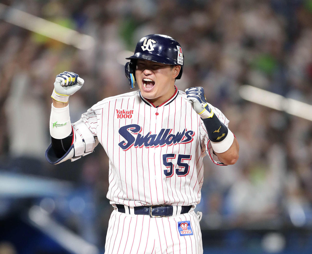 10月3日DeNA戦で56号ソロ本塁打を放った村上宗隆は雄たけびを上げながらベンチに向かいガッツポーズ
