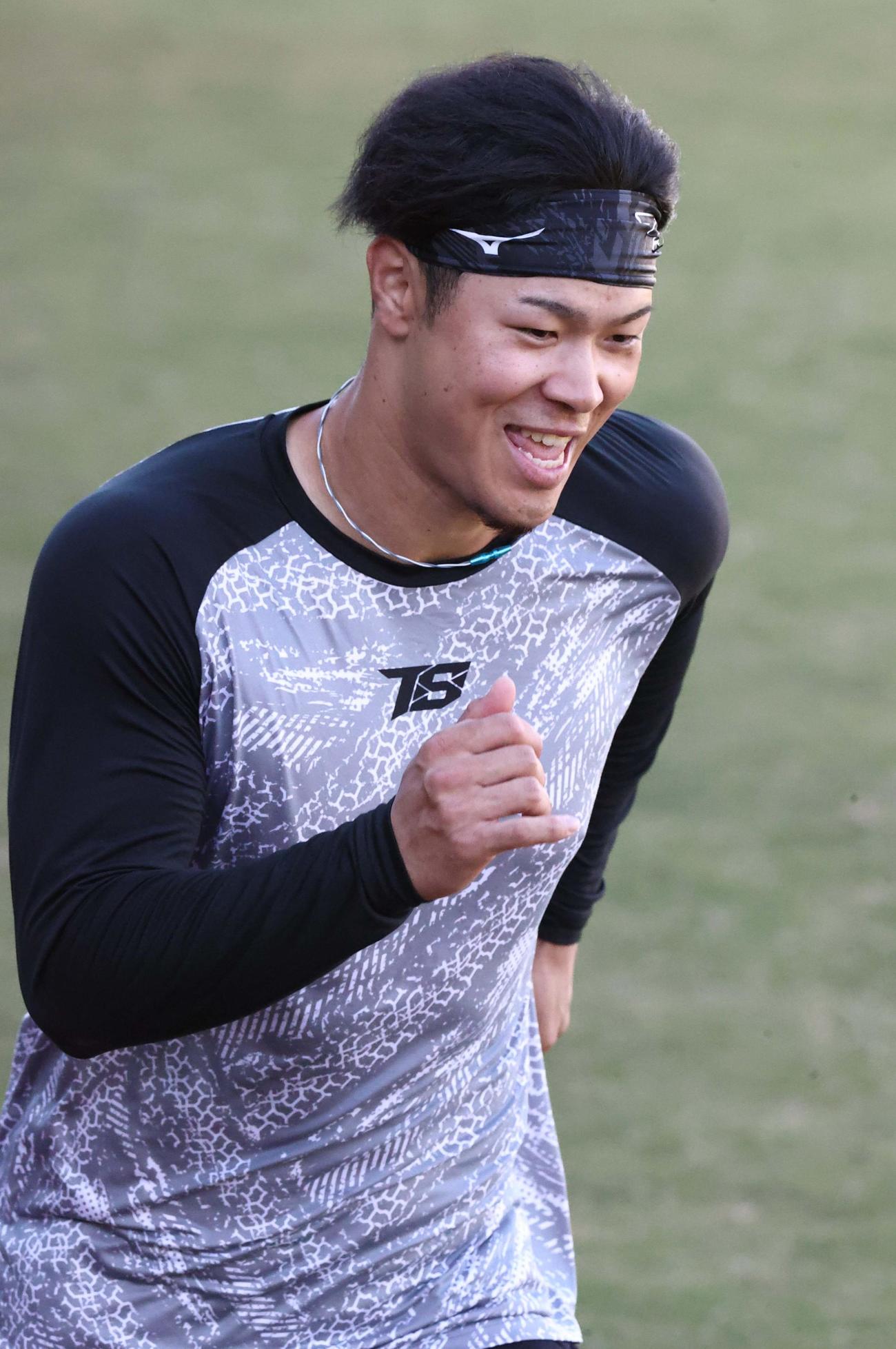 ランニングをして汗を流す佐藤輝（撮影・上田博志）