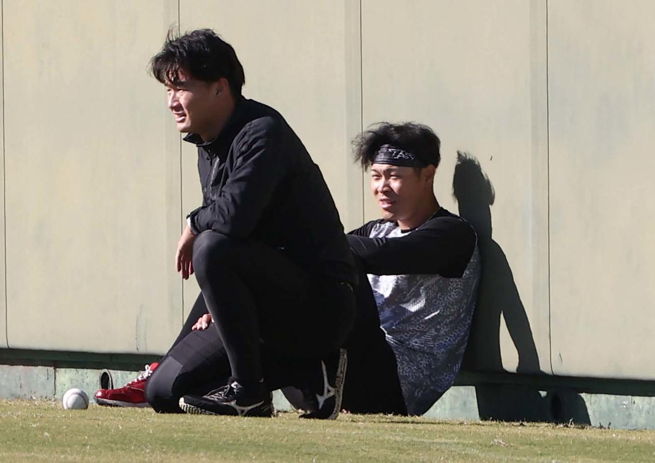 ランニングの合間に森木（左）と話をする佐藤輝（撮影・上田博志）