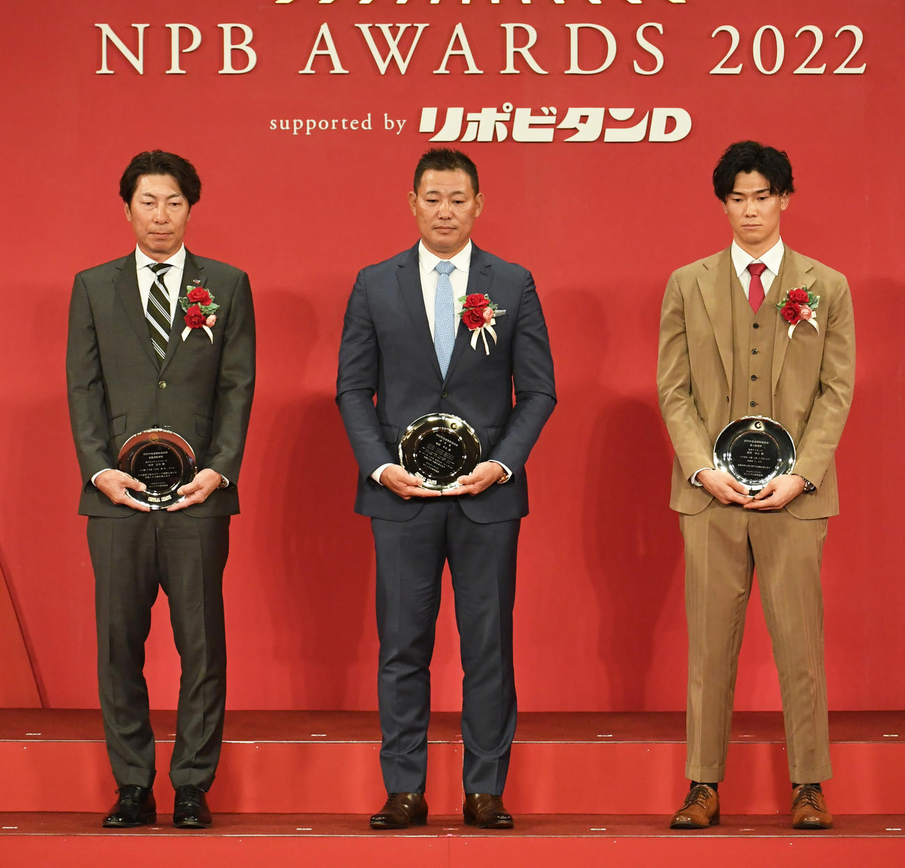セ・リーグ連盟特別表彰　最優秀監督賞のヤクルト高津監督（左）、セ・リーグ功労賞の中日福留（中央）、新人特別賞の阪神湯浅（代表撮影）