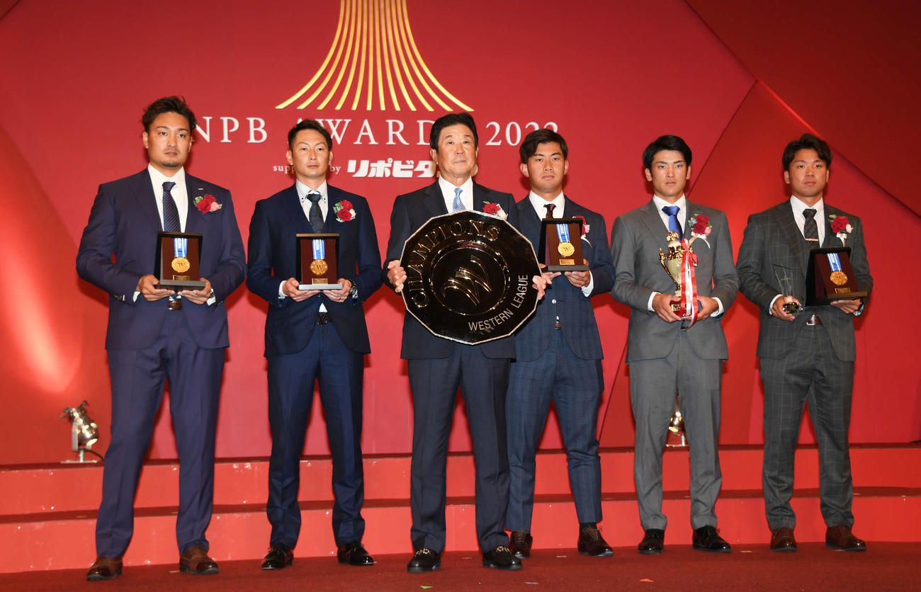 「NPB AWARDS 2022」ファーム部門　記念撮影する阪神の、左から最多勝利投手賞の秋山、最多セーブ投手賞の二保、平田勝男2軍監督、優秀選手賞の桐敷、努力賞の高寺、優秀投手賞の村上（代表撮影）
