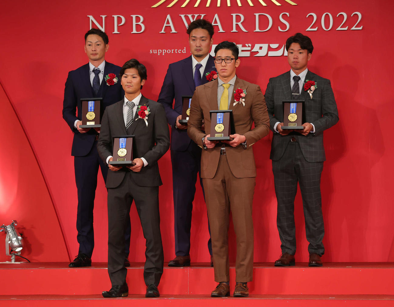 「NPB AWARDS 2022」ファーム部門　ウエスタン・リーグ記録部門で表彰された、前列左から最多盗塁者賞のソフトバンク緒方、最高出塁率者賞、首位打者賞のオリックス石岡、後烈左から最多セーブ投手賞の阪神二保、最多勝利投手賞の阪神秋山、最優秀防御率投手賞、勝率第1位投手賞の阪神村上（代表撮影）
