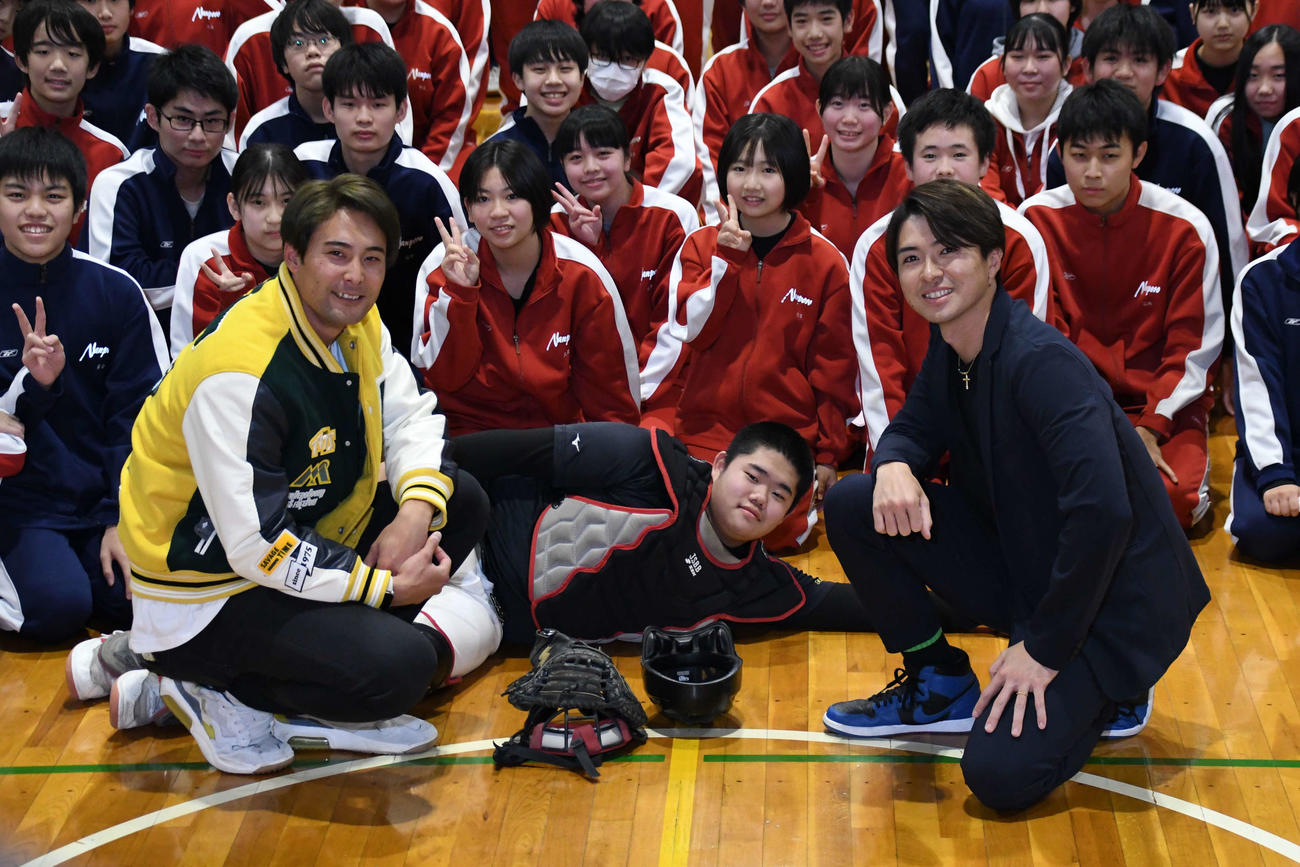 南幌中学校の生徒と記念撮影する日本ハム上沢（前列右）と上原（同左）（撮影・石井翔太）