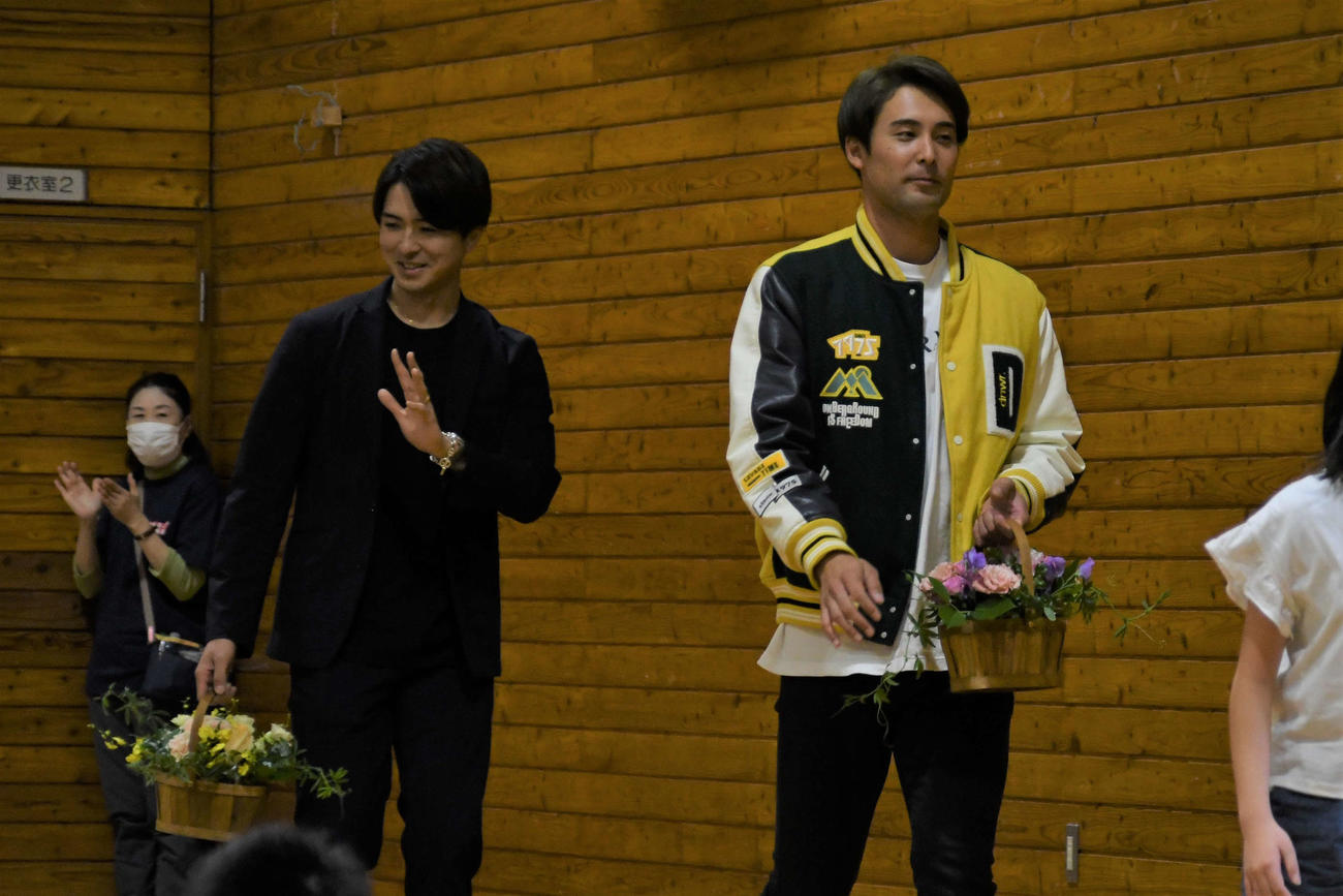 南幌小学校での交流を終え、児童に見送られる日本ハム上沢（左）と上原（撮影・石井翔太）