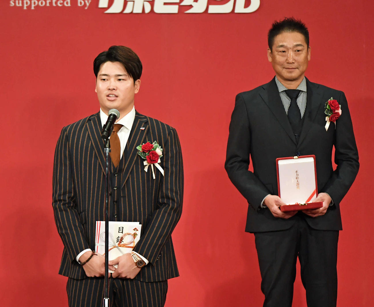 「NPB AWARDS 2022」で正力松太郎賞特別賞を受賞しスピーチするヤクルト村上（左）と正力松太郎賞受賞のオリックス中嶋監督（代表撮影）