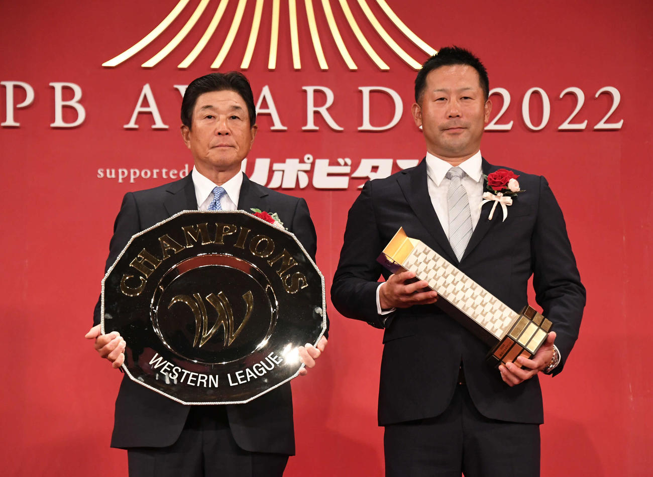 「NPB AWARDS 2022」のファーム表彰で、優勝チームの阪神平田監督（左）と楽天三木監督は記念撮影する（代表撮影）