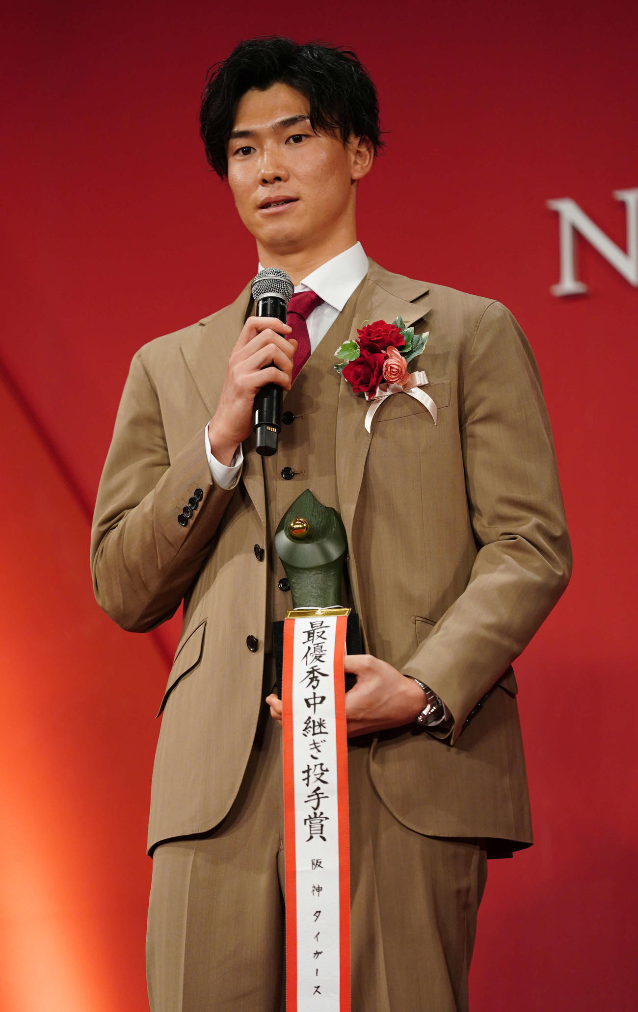 「NPB AWARDS 2022」のセ・リーグ最優秀中継ぎ投手賞に輝いた阪神湯浅（代表撮影）