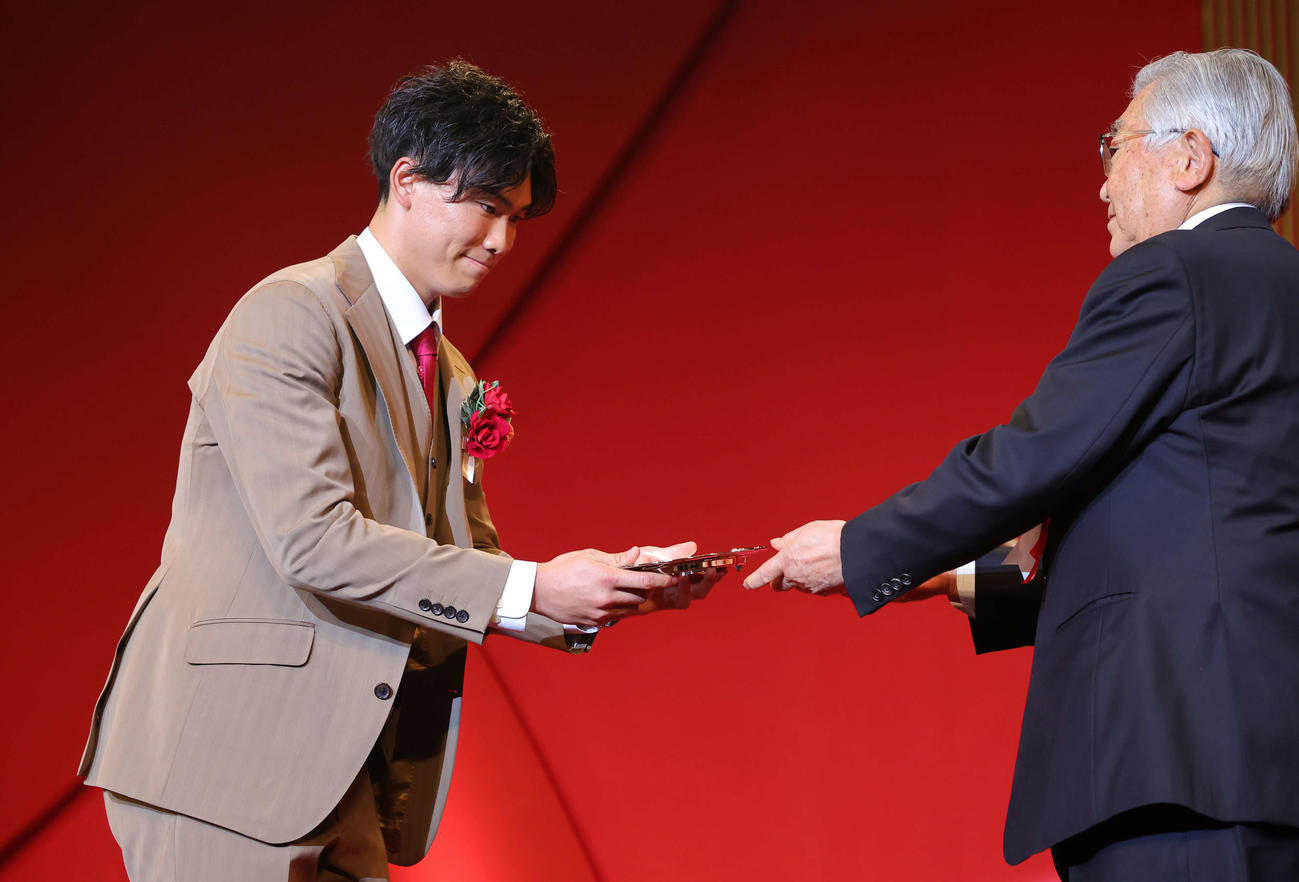 「NPB AWARDS 2022」でセ・リーグ新人特別賞を受賞した阪神湯浅（左）（代表撮影）