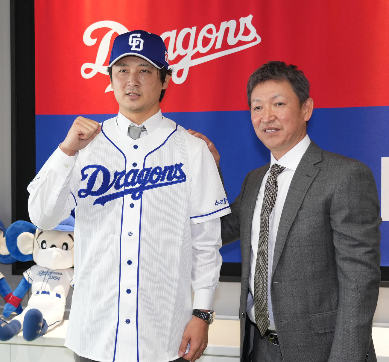 会見を終え立浪監督と写真に収まる涌井（左）（撮影・森本幸一）