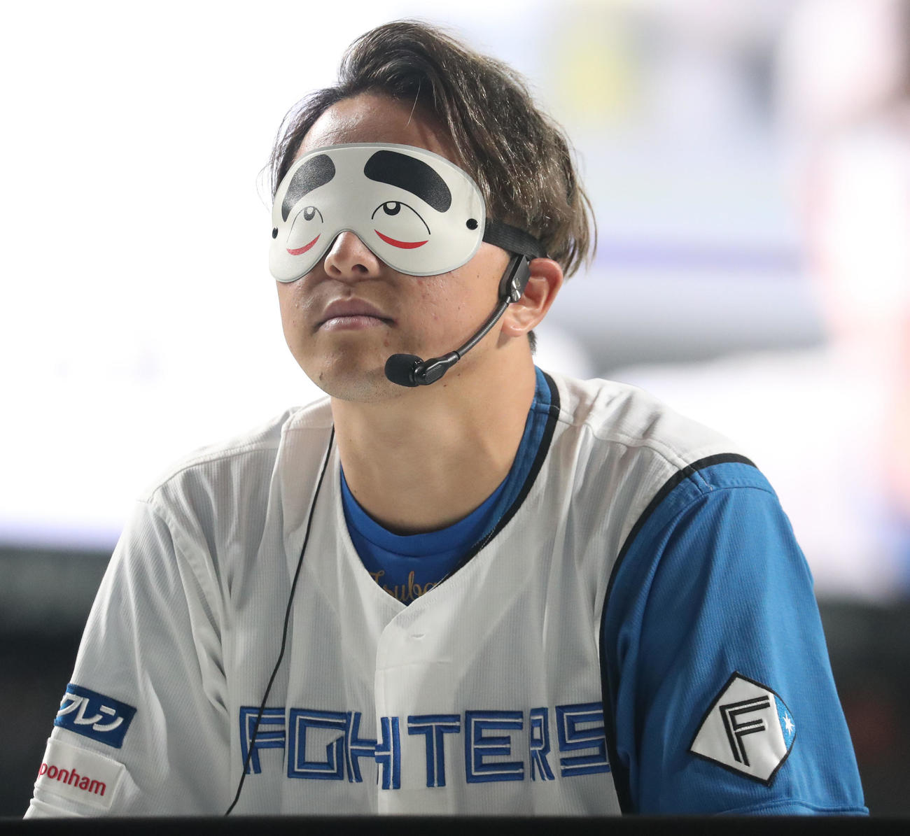日本ハムファンフェスティバル2022の物当てクイズでアイマスクをする生田目（撮影・佐藤翔太）