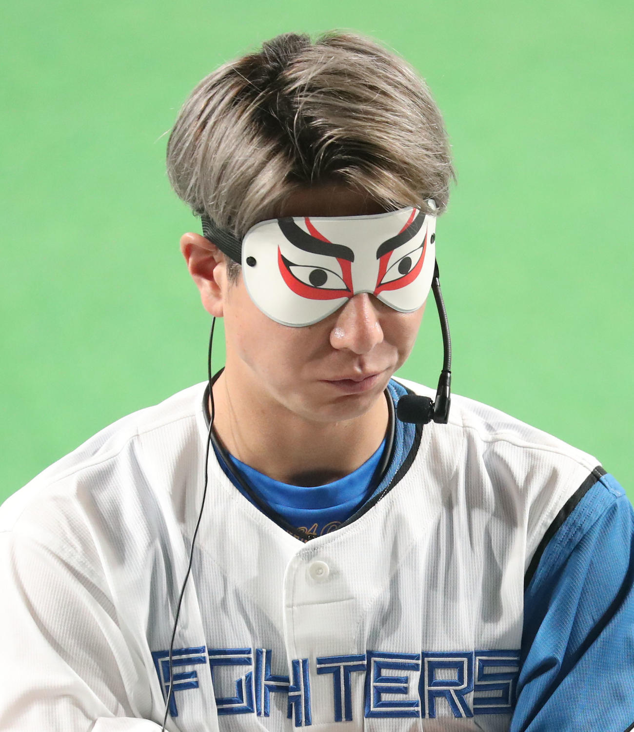 日本ハムファンフェスティバル2022の物当てクイズでアイマスクをする松本剛（撮影・佐藤翔太）
