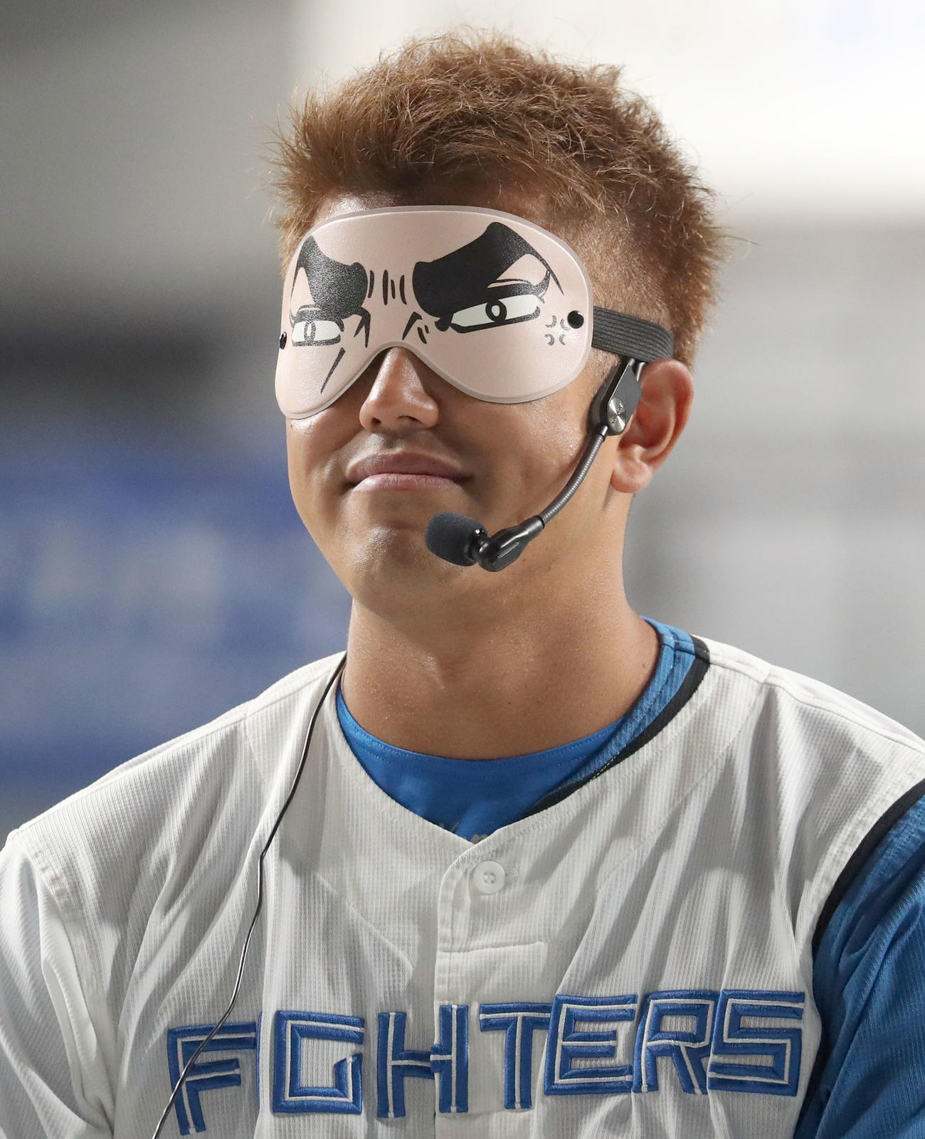 日本ハムファンフェスティバル2022の物当てクイズでアイマスクをする今川（撮影・佐藤翔太）