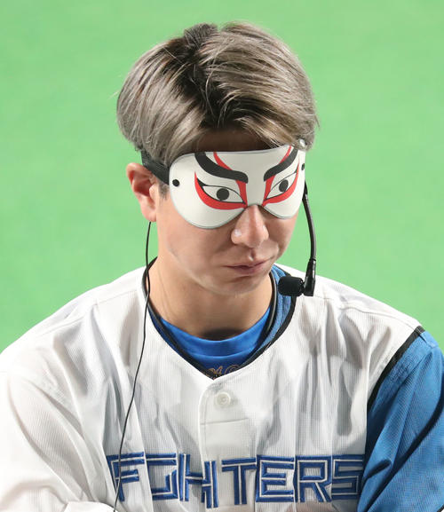 日本ハムファンフェスティバル2022の物当てクイズでアイマスクをする松本剛（撮影・佐藤翔太）