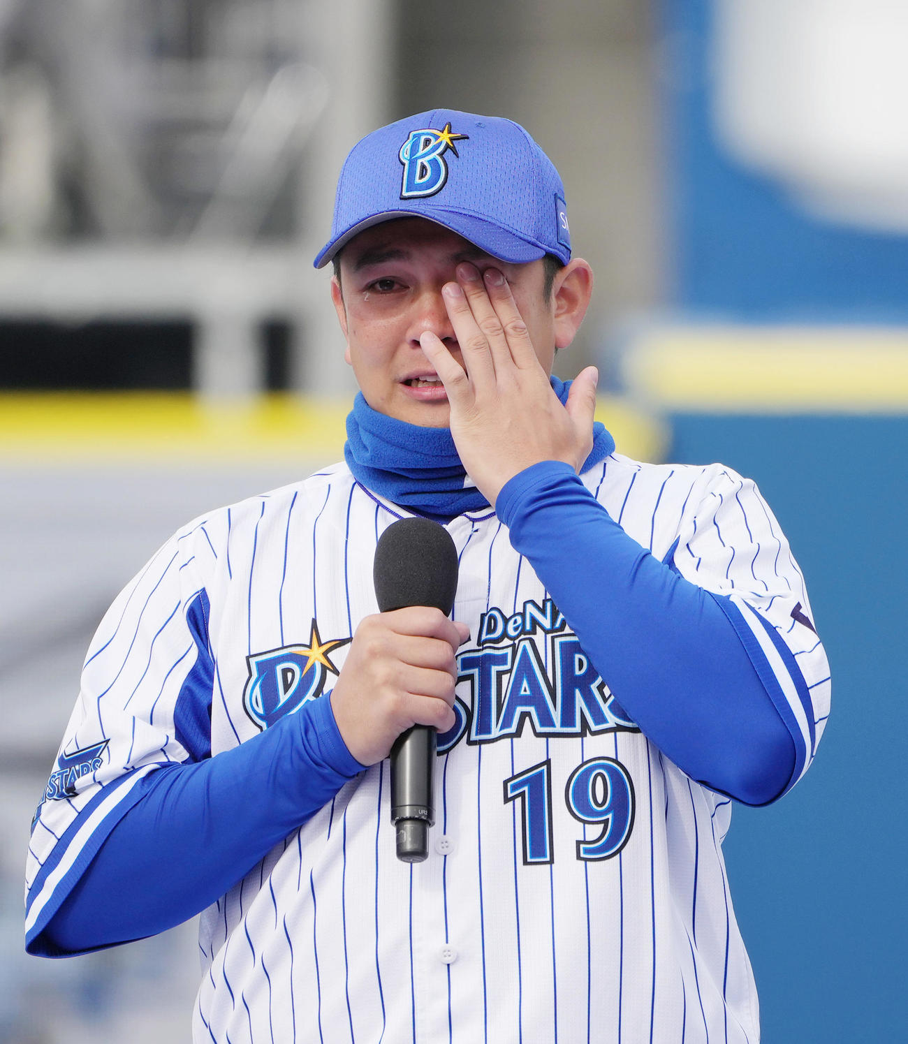 DeNAファン感謝祭で涙を流しながら、球団に残ることをファンの前で宣言する山崎（撮影・狩俣裕三）