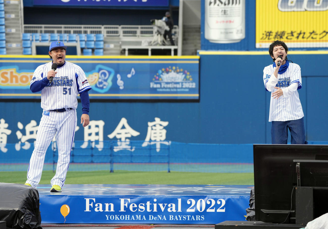 DeNAファン感謝祭　自身の登場曲を元ロードオブメジャーのけんいち（右）といっしょに熱唱する宮崎（撮影・狩俣裕三）
