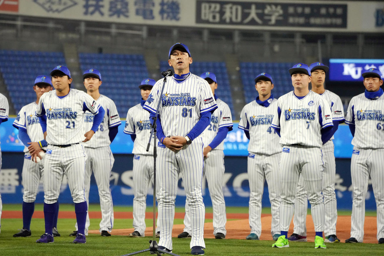 DeNAファン感謝祭の最後にあいさつする三浦監督（撮影・狩俣裕三）