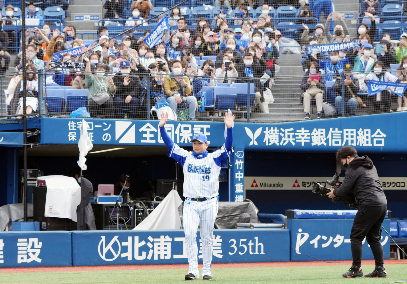 DeNAファン感謝祭　球団に残ることをファンの前で宣言する山崎（撮影・狩俣裕三）