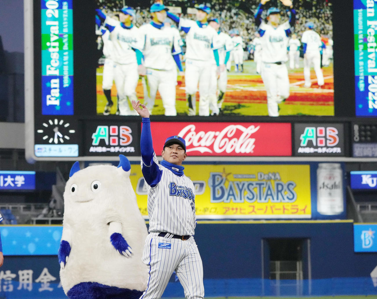 DeNAファン感謝祭　場内一周でファンに手を振る山崎（撮影・狩俣裕三）