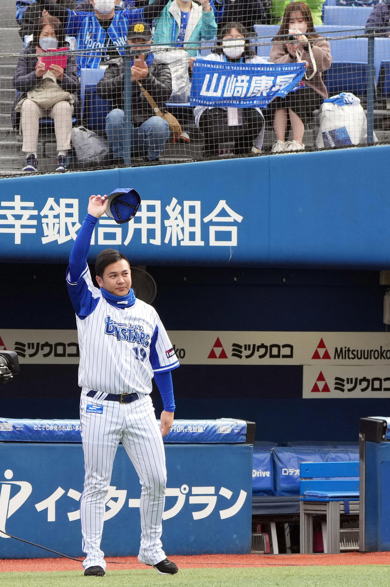 DeNAファン感謝祭　球団に残ることをファンの前で宣言する山崎（撮影・狩俣裕三）