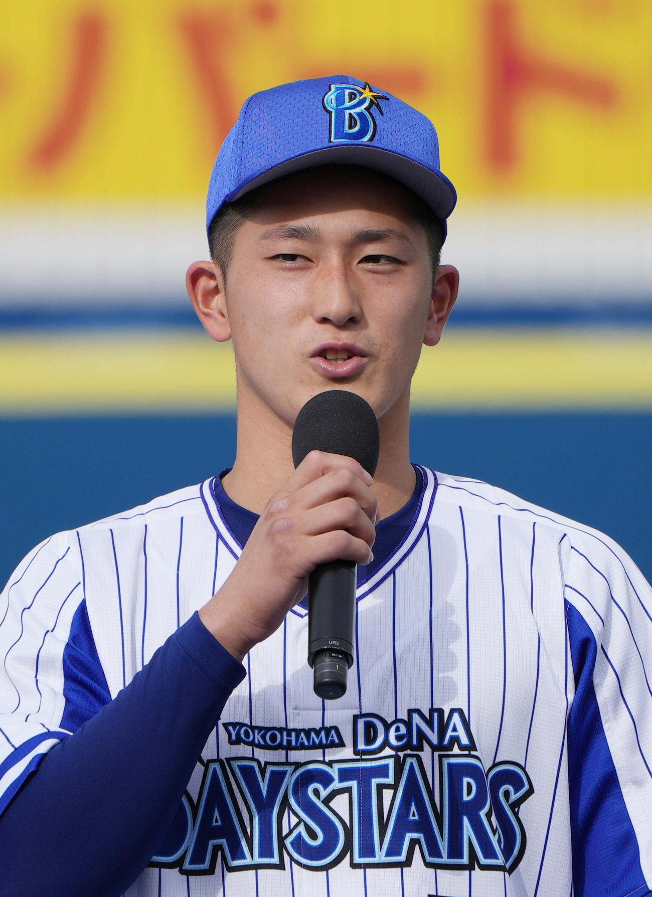 DeNAファン感謝祭の新入団選手紹介であいさつするドラフト1位大阪桐蔭・松尾（撮影・狩俣裕三）
