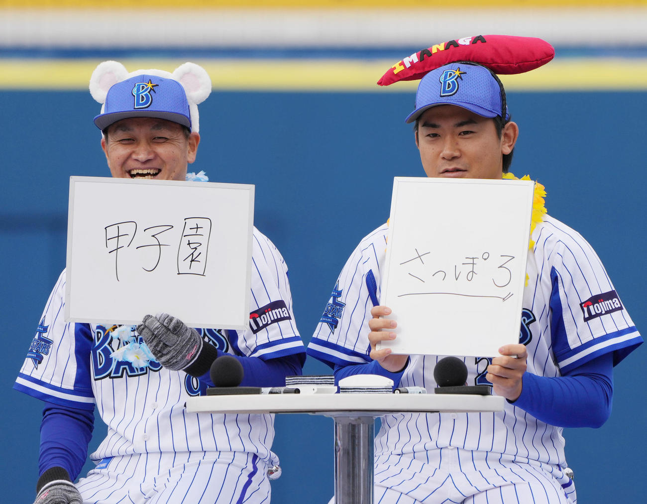 「横浜スタジアム以外で好きな球場は？」の問いに答える、九州コンビの大和（左）と今永（撮影・狩俣裕三）