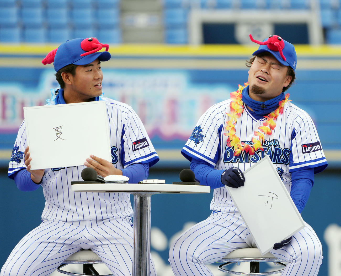 「俺たちが最強コンビだ！Buddy☆Up対決」で蝦名（左）の答えに苦笑する伊勢（撮影・狩俣裕三）