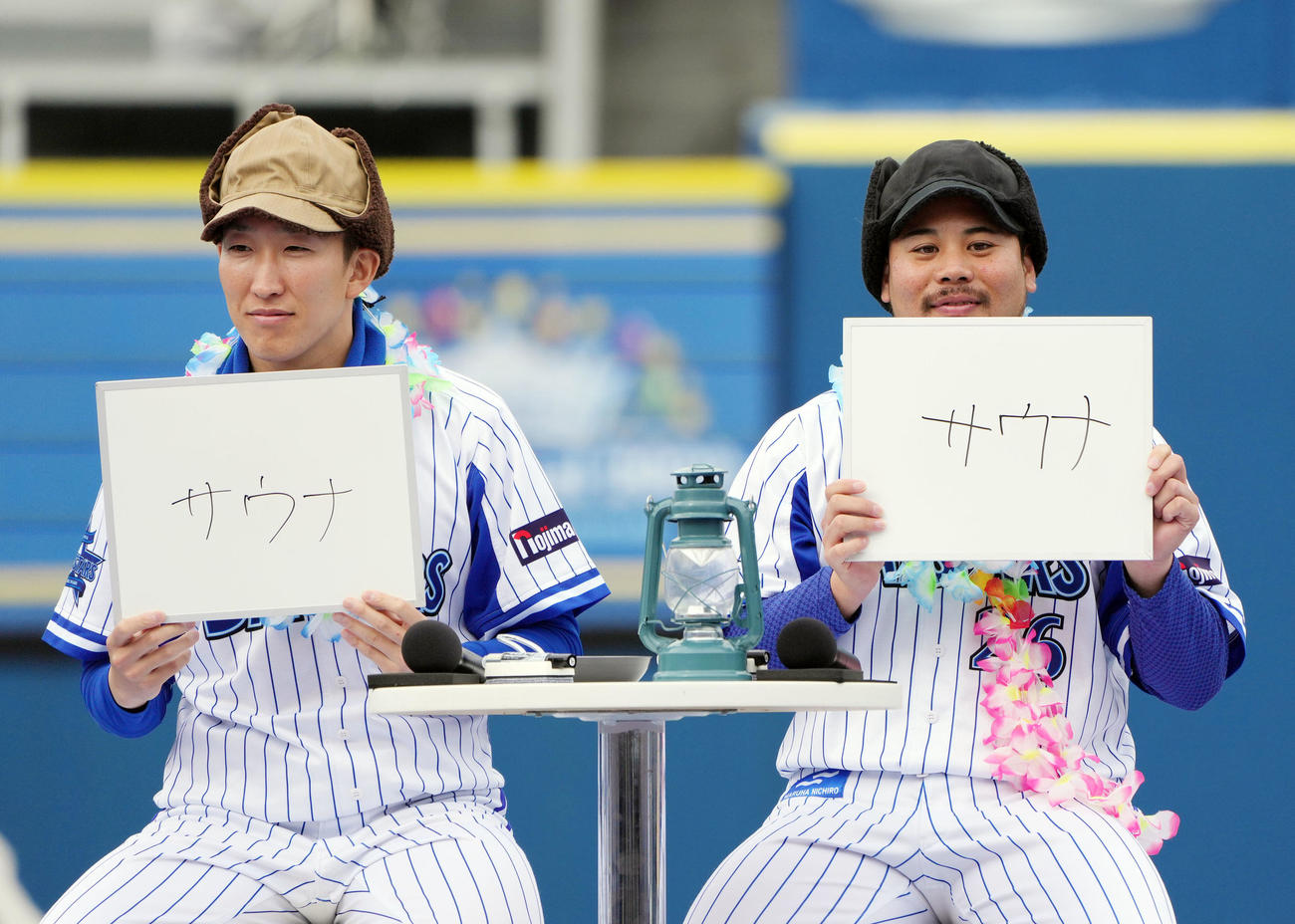 DeNAファン感謝祭　「俺たちが最強コンビだ！Buddy☆Up対決」で「リラックス法は？」の問いに答えがサウナと一致するキャンプ大好きコンビの大貫（左）と浜口（撮影・狩俣裕三）