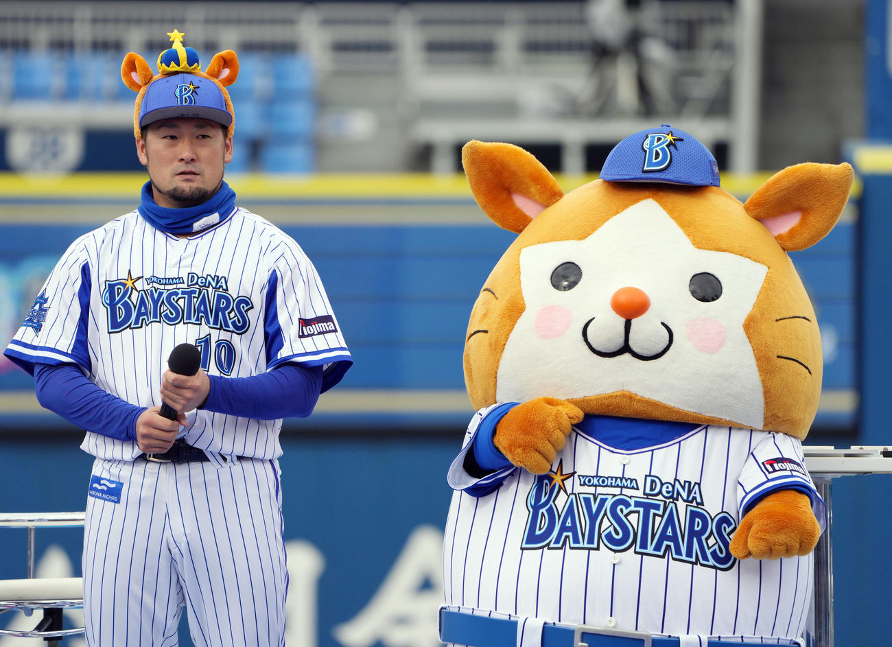 「俺たちが最強コンビだ！Buddy☆Up対決」で仲良しをアピールする戸柱（左）とDB．スターマン（撮影・狩俣裕三）