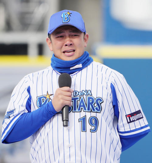 DeNAファン感謝祭で涙を流しながら、球団に残ることをファンの前で宣言する山崎（撮影・狩俣裕三）