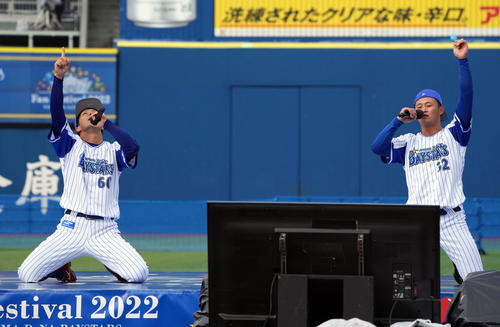 DeNAファン感謝祭　自身の登場曲を熱唱する知野（左）と益子（撮影・狩俣裕三）