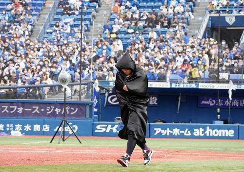 DeNAファン感謝祭　衣装を隠すように登場する牧（撮影・狩俣裕三）