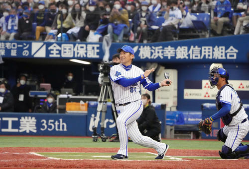 DeNAファン感謝祭　夢のMatch☆Up対決でエンタイトルツーベースを放つ三浦監督（撮影・狩俣裕三）
