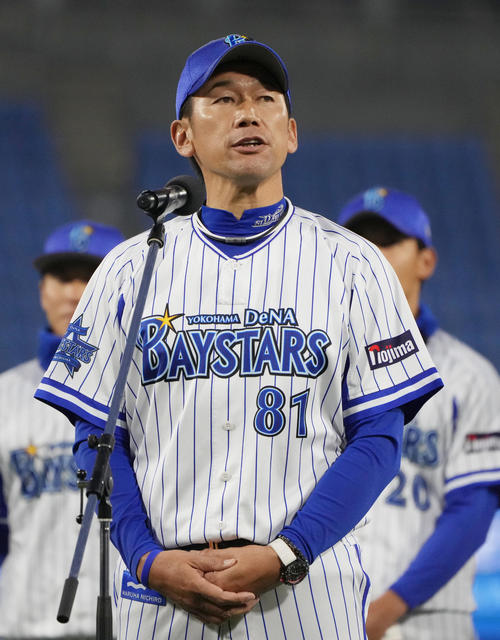DeNAファン感謝祭の最後にあいさつする三浦監督（撮影・狩俣裕三）