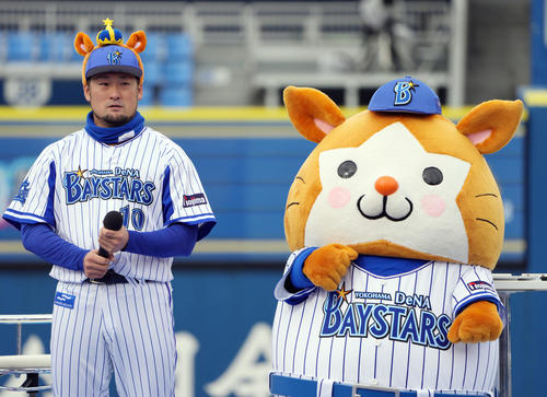 「俺たちが最強コンビだ！Buddy☆Up対決」で仲良しをアピールする戸柱（左）とDB．スターマン（撮影・狩俣裕三）