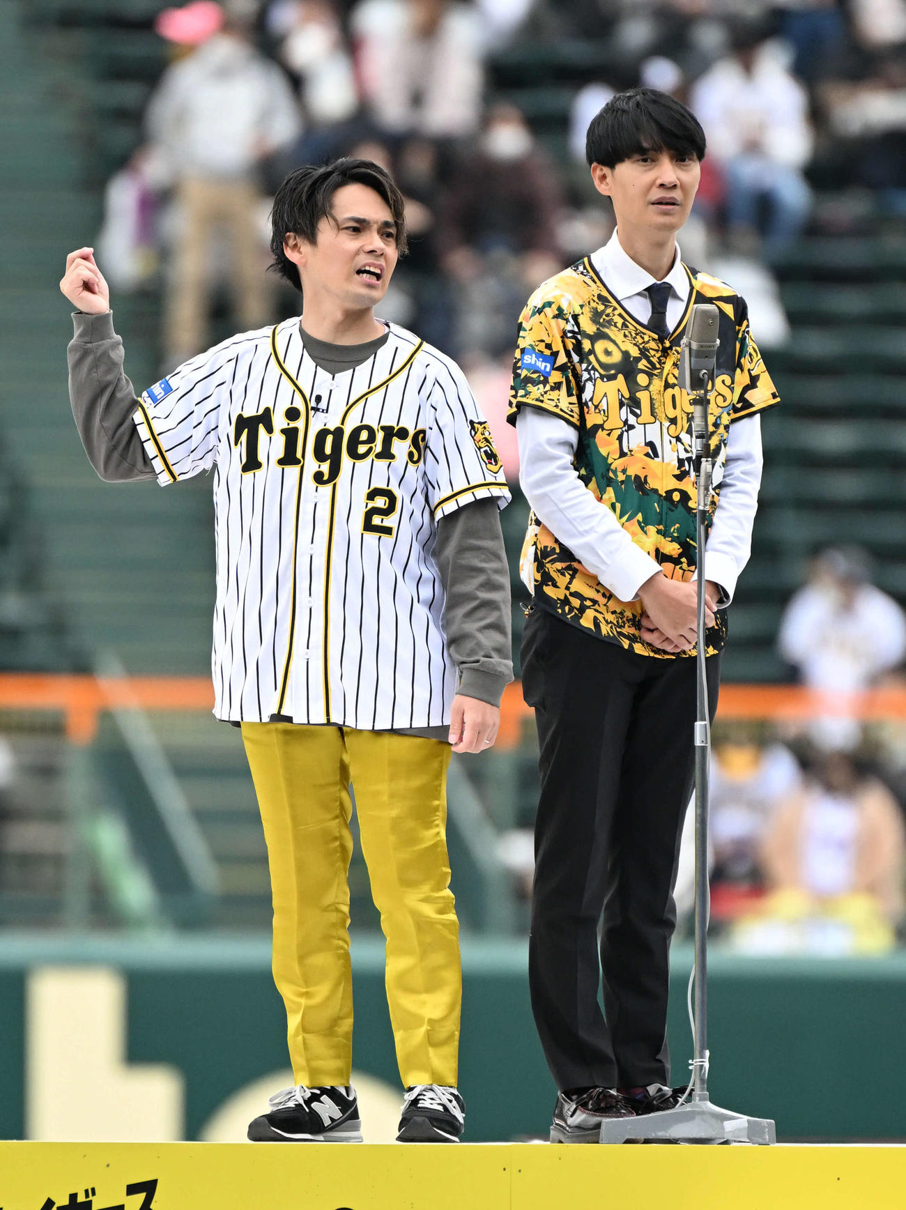 甲子園球場で漫才をする祇園（左から）木崎、櫻井（撮影・石井愛子）