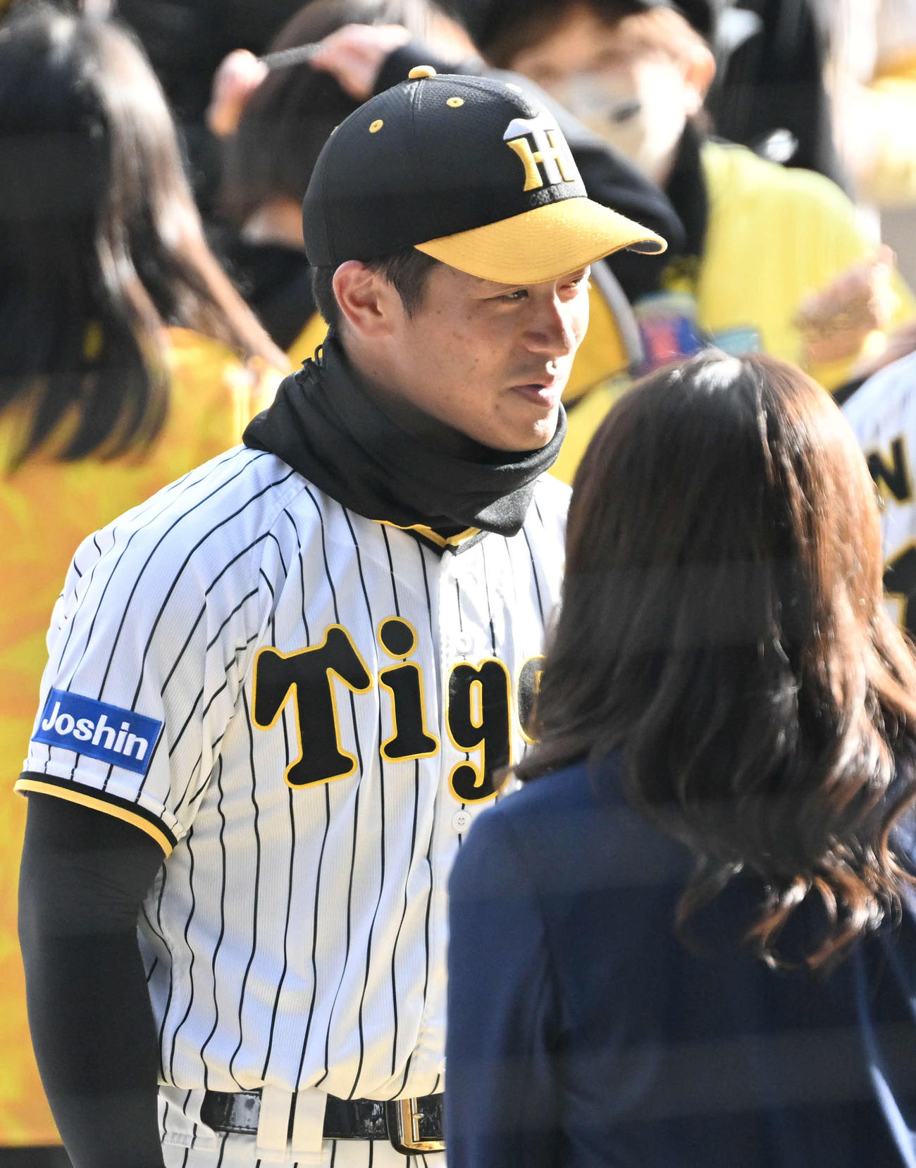 ファンにメダルを返還する阪神坂本（撮影・石井愛子）
