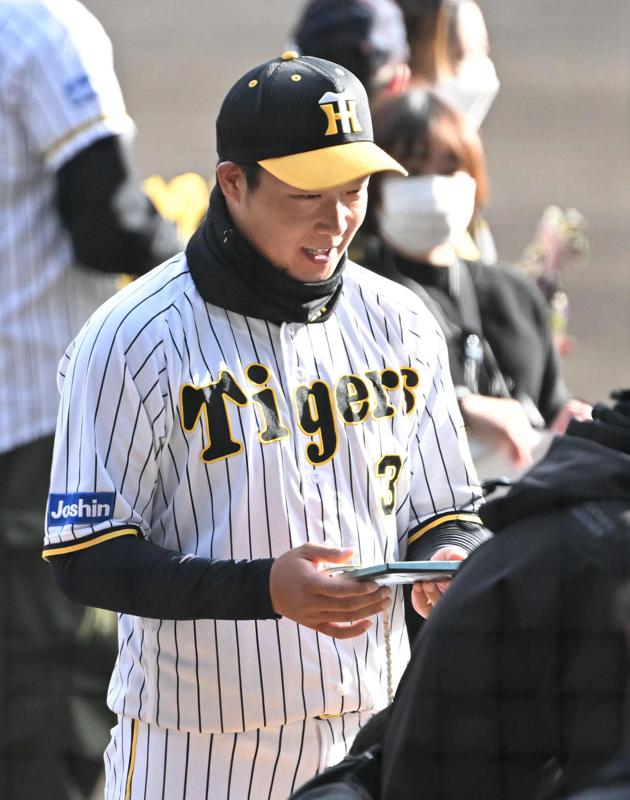 ファンにメダルを返還する阪神大山（撮影・石井愛子）