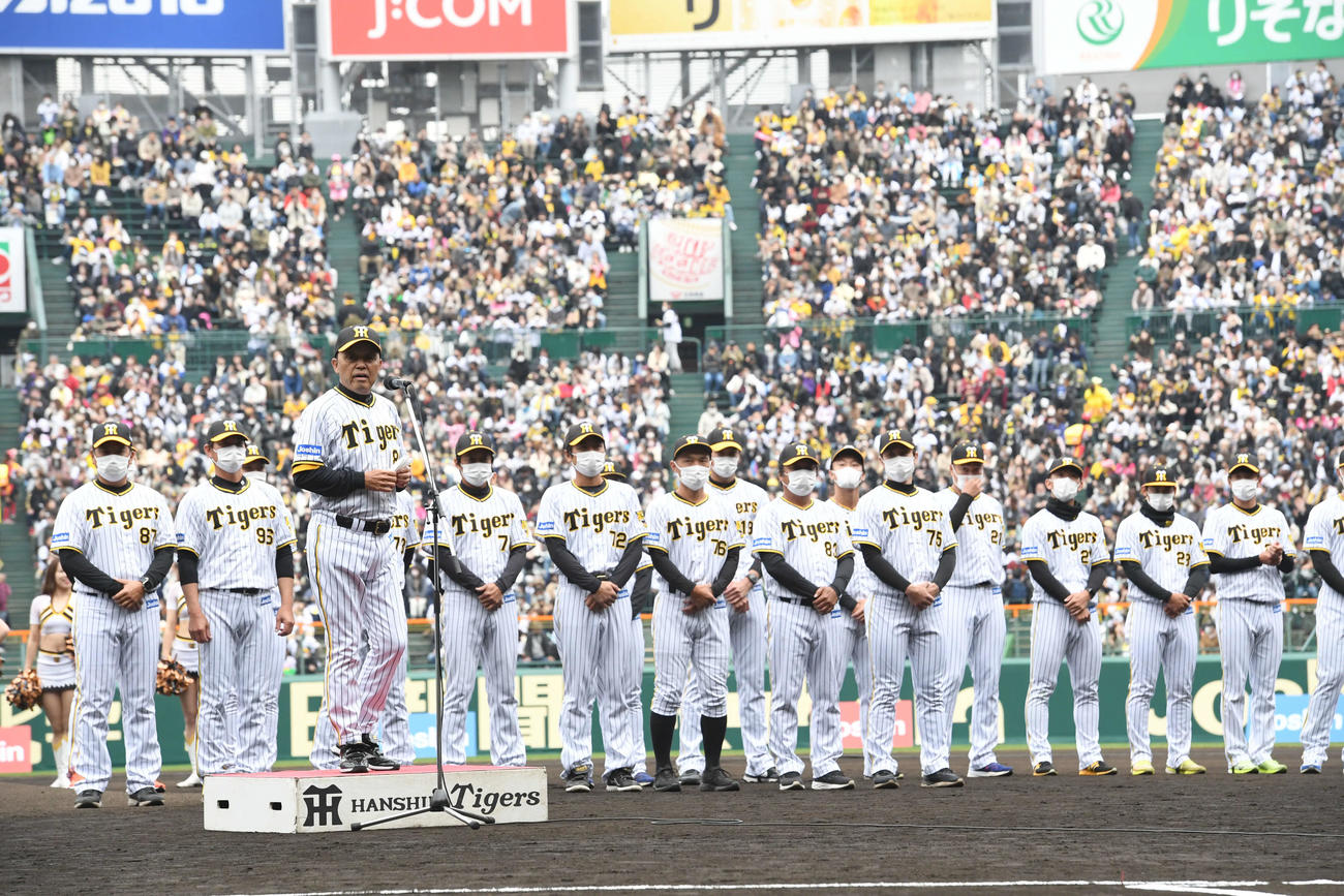 ファンにあいさつをする阪神岡田監督