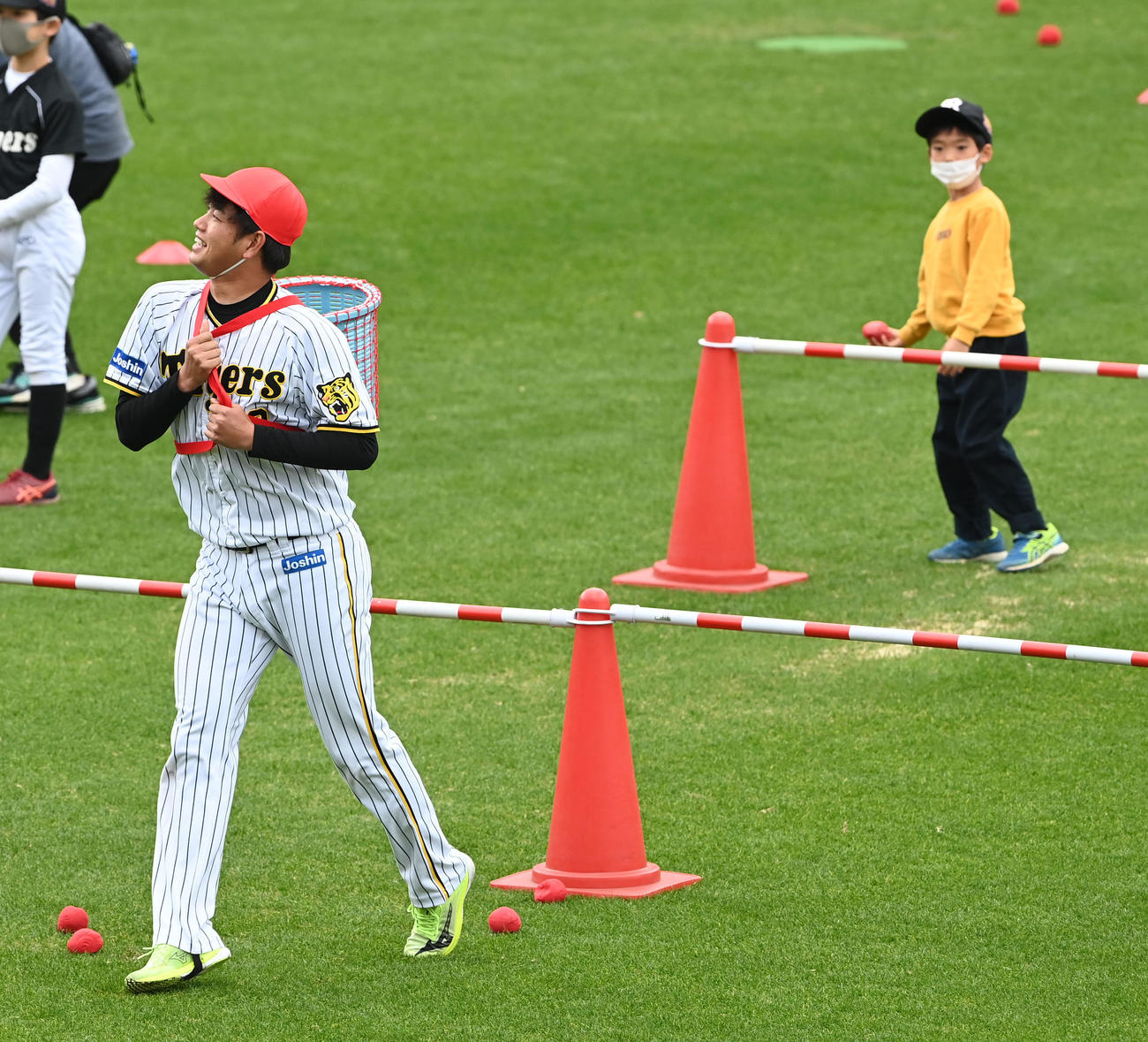 玉カゴでボールを受ける高橋（撮影・前岡正明）