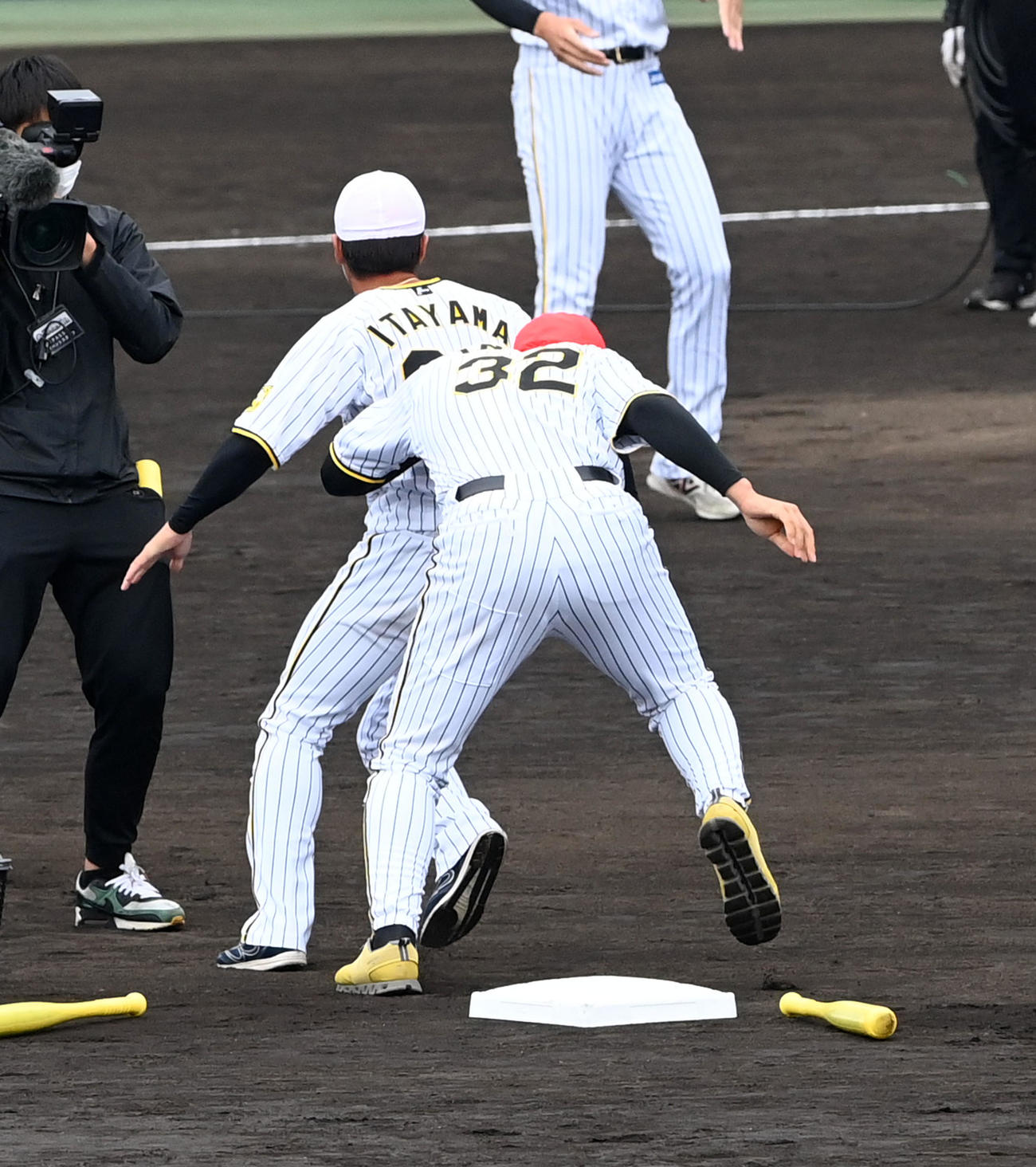 アスレチックで回転、よろめいて板山（左）に抱きつく井上（撮影・前岡正明）