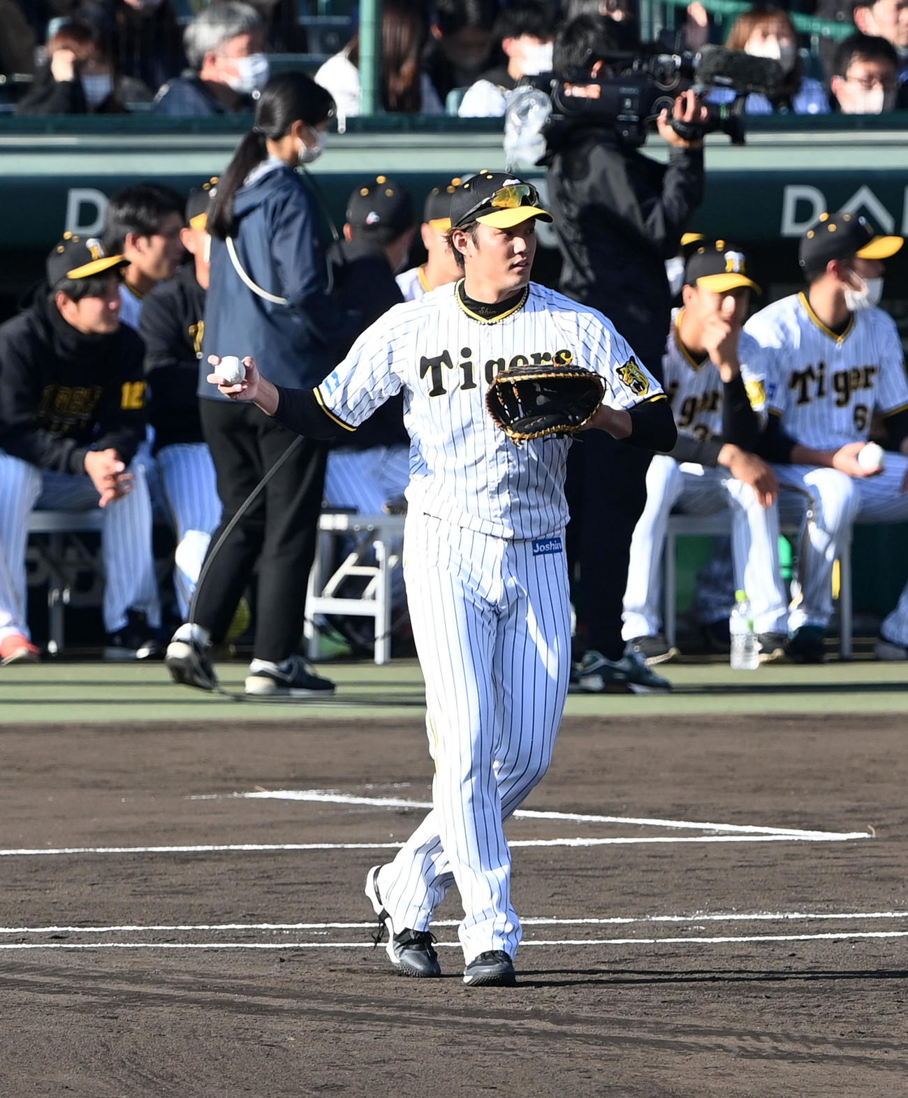 シチュエーションマッチで一塁守備に就く藤浪（撮影・前岡正明）