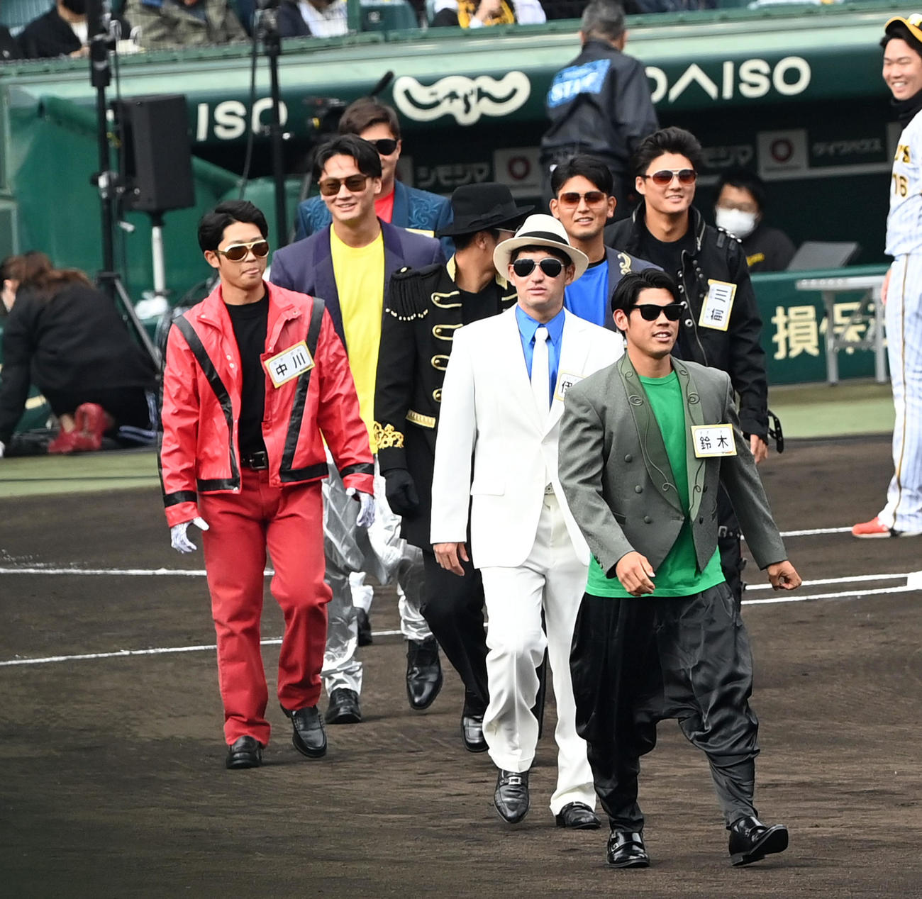入場するダンスバトル出場選手（撮影・前岡正明）