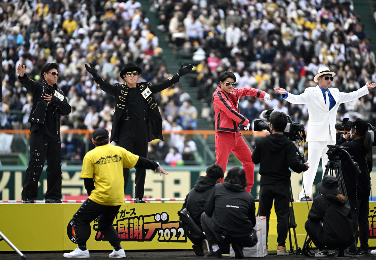 若虎即興ダンスバトル予選でダンスをする（左から）阪神前川、豊田、中川、伊藤稜（撮影・石井愛子）