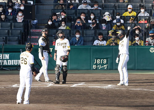 シチュエーションマッチで予告ホームランを宣言する浜地（撮影・前岡正明）