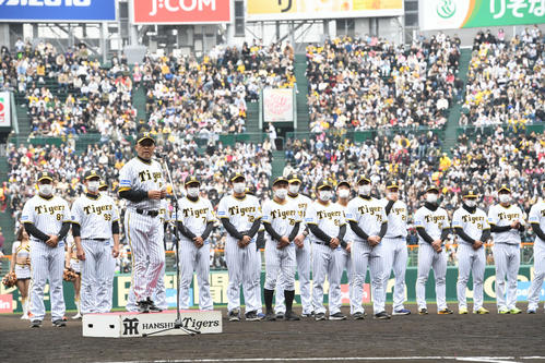 ファンにあいさつをする阪神岡田監督