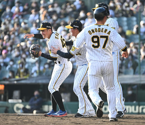 野球シュチュエーションマッチで乱闘になり阪神遠藤（左）を捕まえる北條（左から2人目）（撮影・石井愛子）