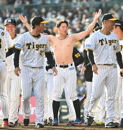 野球シュチュエーションマッチでナインらにユニホームを脱がされる阪神遠藤（撮影・石井愛子）