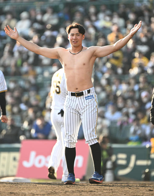 野球シュチュエーションマッチでナインらにユニホームを脱がされる阪神遠藤（撮影・石井愛子）