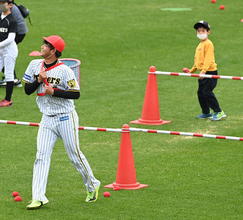 玉カゴでボールを受ける高橋（撮影・前岡正明）